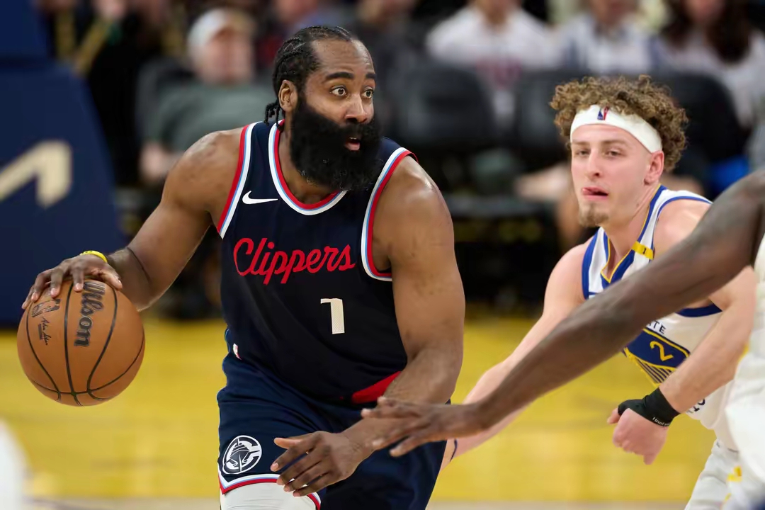 转折点洛杉矶快船状态回暖，国王杯冲刺阶段攻防权衡，气氛紧张，赛程密集仍需轮换(今日快船与国王比赛录像回放)